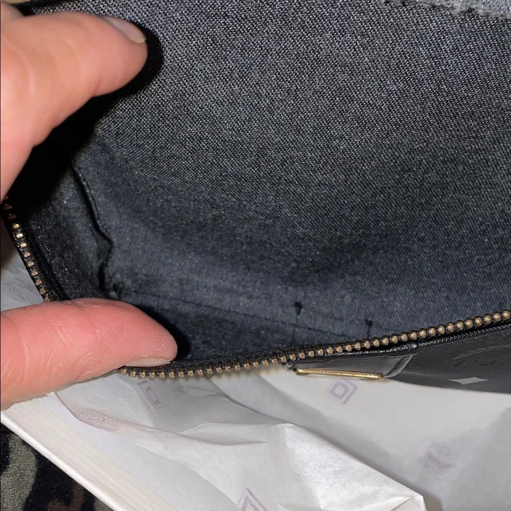 MCM Leather belt bag
black with box and ribbons - Picture 5 of 11